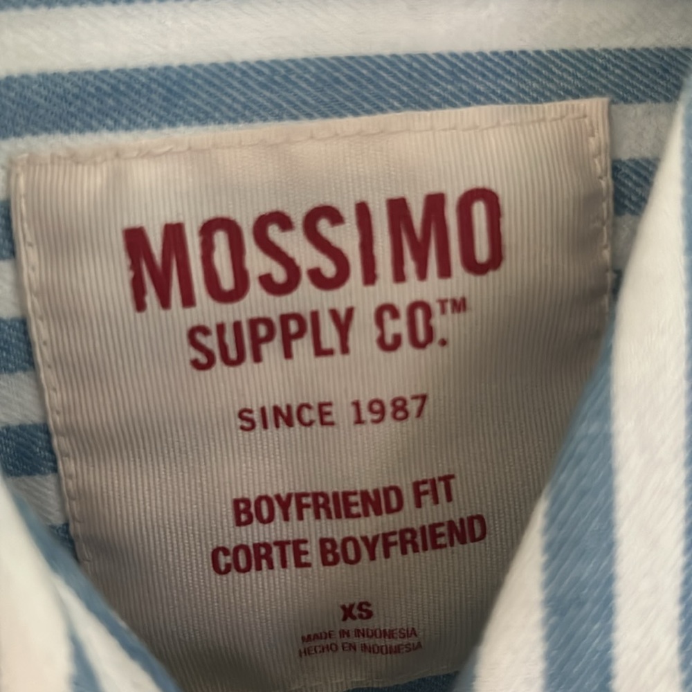Mossimo button down - Picture 2 of 3